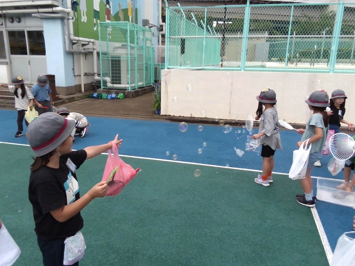 シャボン玉をやっている写真