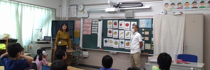 野菜とフルーツについての英語を習っている写真