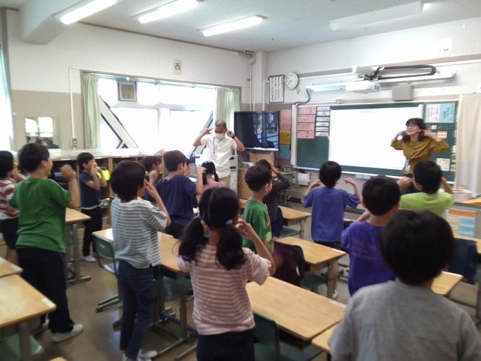 英語を聞いて体を動かしている写真