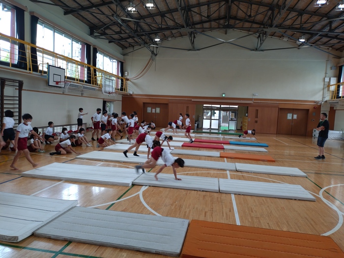 マット運動をしています