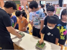 水道キャラバン　水道水源林の土に触れてみよう