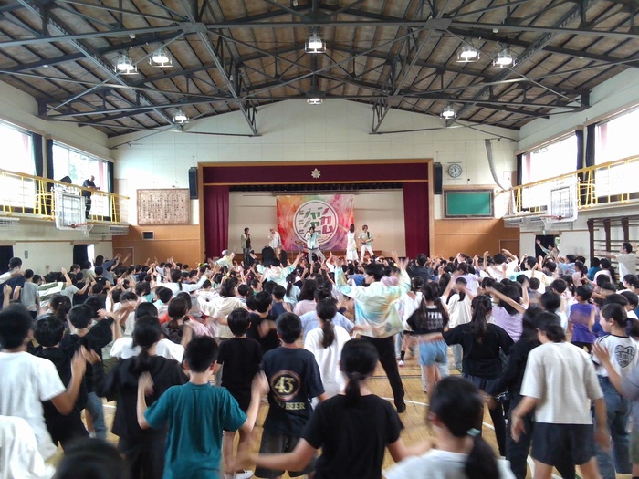 スクールコンサート児童全員でダンスをしている写真