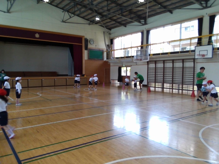 ボールを蹴っている写真2