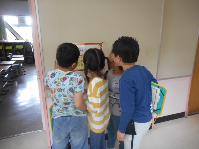 学校探検で案内をしている写真