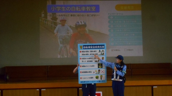警察の方から交通安全についての写真