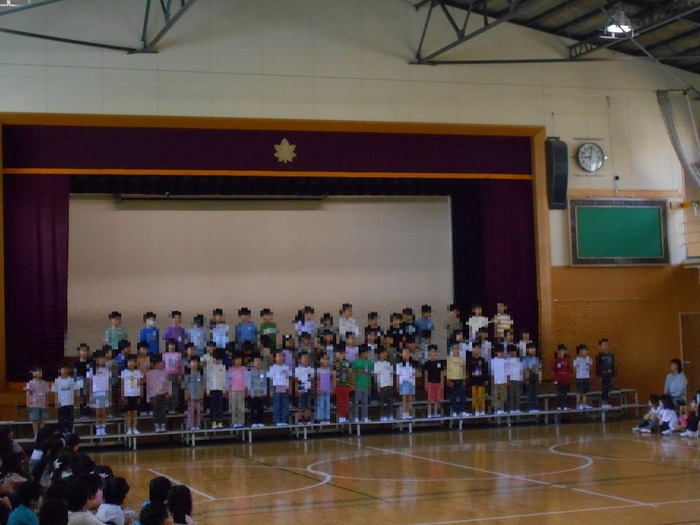 1年生を迎える会の1年生ステージ写真