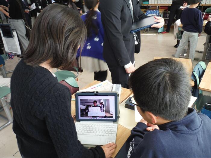 きたコンで動画を見せている様子