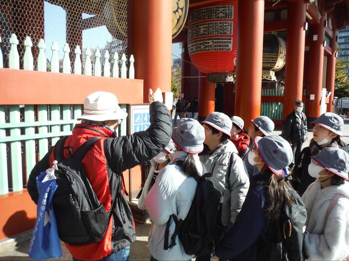雷門を見学している様子1