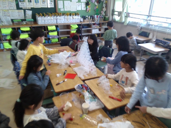 図画工作の授業の様子2