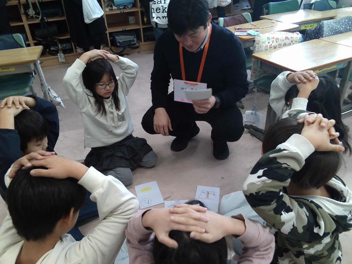 2年生のカルタ作りの様子