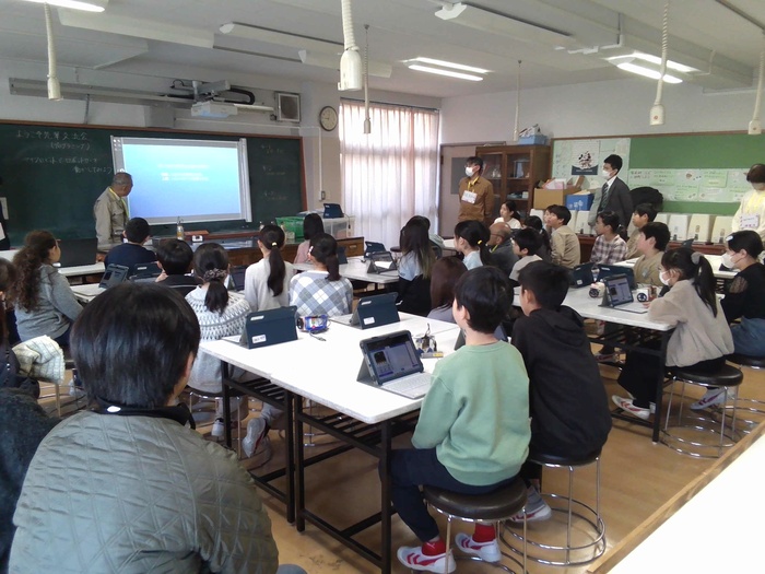 4年生のプログラミング学習の様子