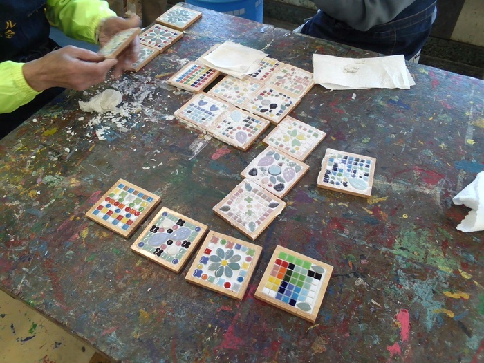 モザイクタイル作りの様子2