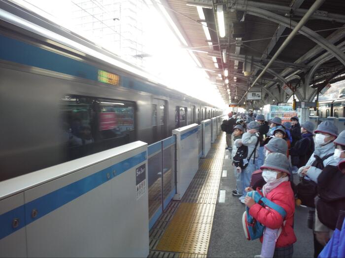 電車で移動している様子