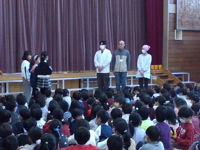 お手伝いいただいた皆様に児童から感謝の言葉を述べている様子