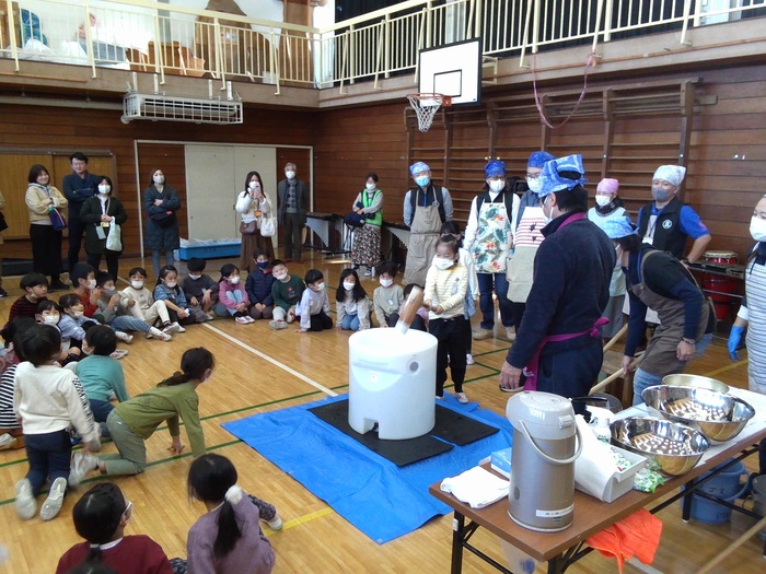 実際に餅をついている様子2