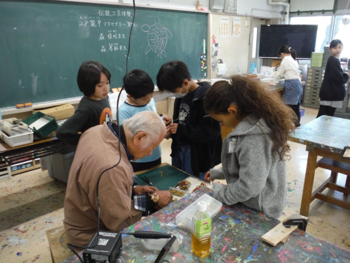 べっ甲体験の様子2