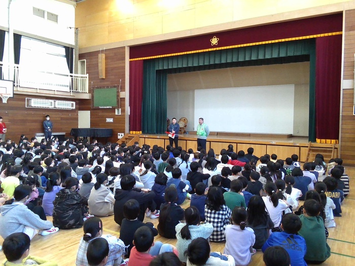 警察官の方から説明を受けている様子