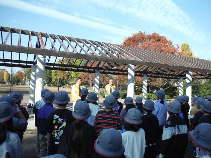 地域の方々から説明を受けている様子