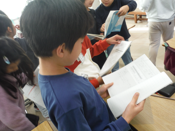 児童が発表している様子