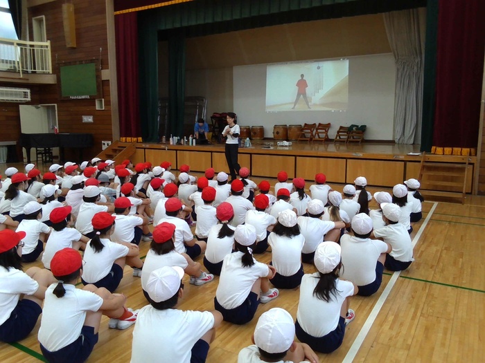 体育館でダンスのレクチャーを受けている様子