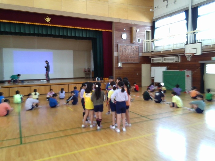 動きのタイミングや表現の仕方について意見を出し合っている様子