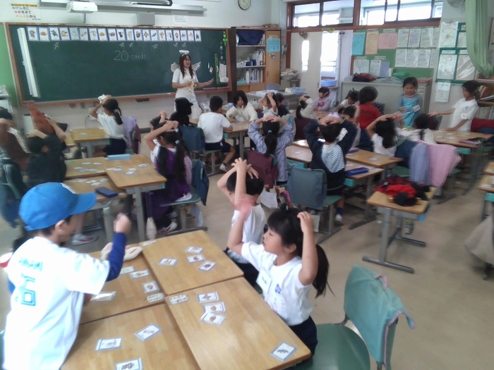 ハロウィーンかるたを楽しんでいる様子1