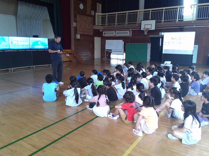 講師から説明を受けている様子