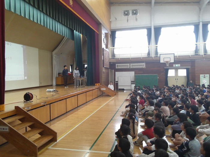 体育館で児童がクイズを出している様子2