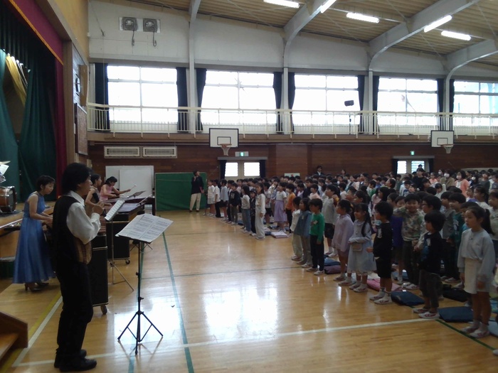 楽器紹介をしている様子