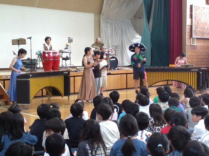 児童が楽器体験をしている様子