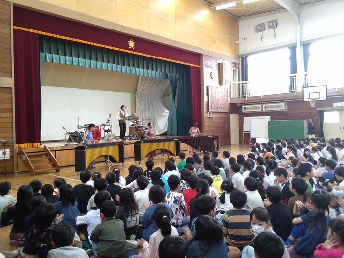 楽曲を演奏している様子