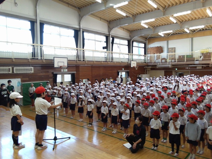 児童が言葉を読んでいる様子