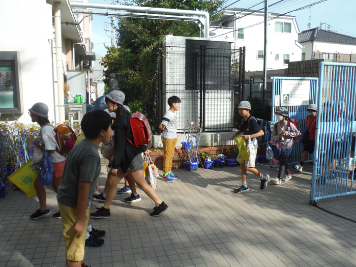 校門であいさつしている様子