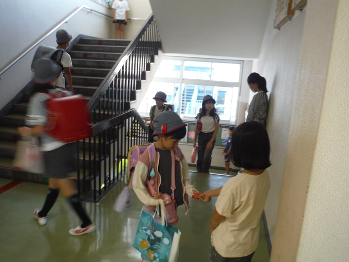 階段近くであいさつしている様子