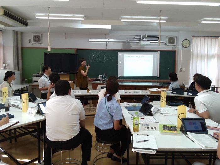 外部の方にご講評を頂いている様子