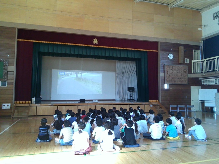 児童が警察署の方が準備してくださった動画を見ている