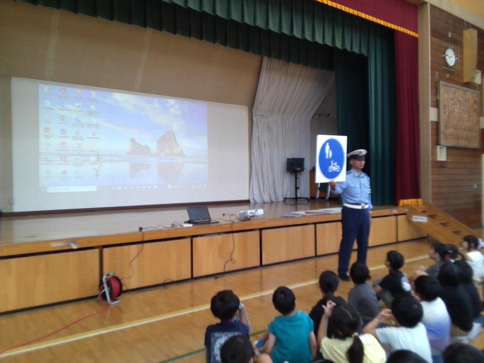 警察署の方が標識の説明をしている様子