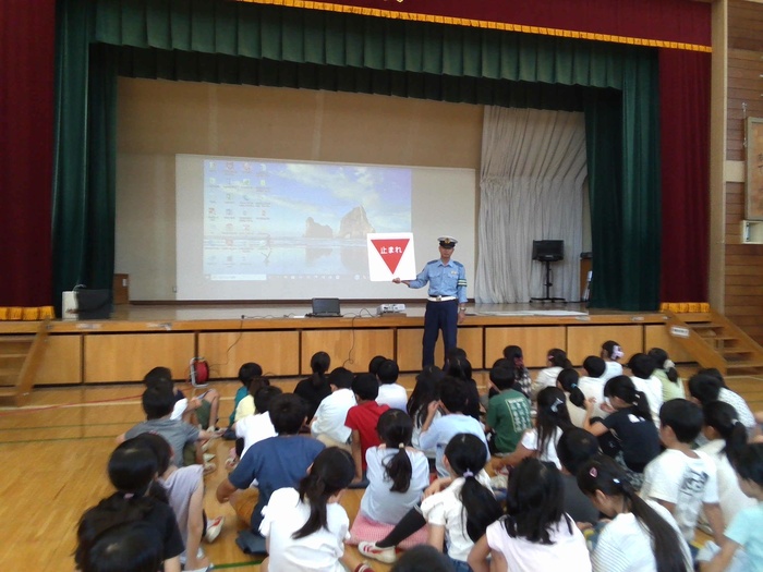 警察署の方が標識の説明をしている様子