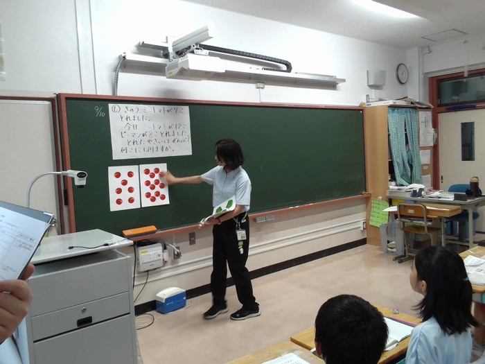 担任が授業を行っている様子