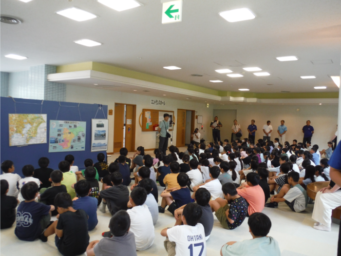 鴨川シーワールドの職員から説明を聞いている様子