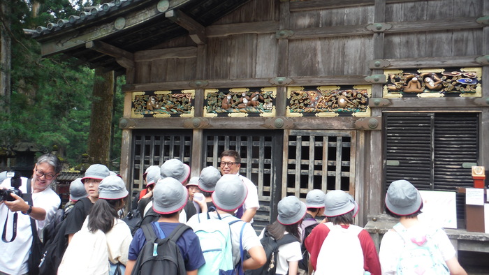 ガイドさんが日光東照宮を説明している様子