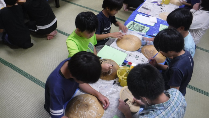 児童がふくべ細工体験をしている様子