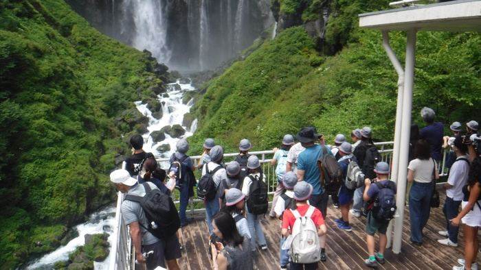 華厳の滝を見学している様子1