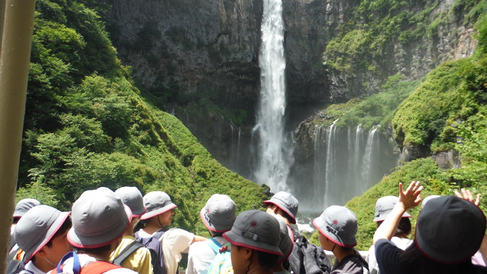 華厳の滝を見学している様子2