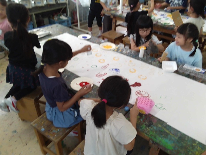 児童が制作に励む様子