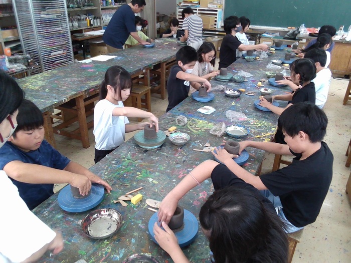 児童がろくろを回して茶碗を作っている様子