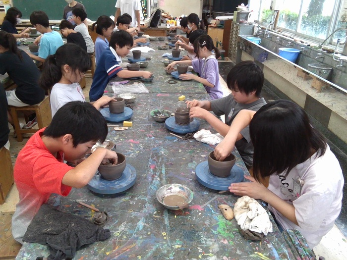 児童がろくろを回して茶碗を作っている様子