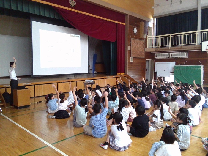 体育館で児童がセーフティ教室を受けている様子