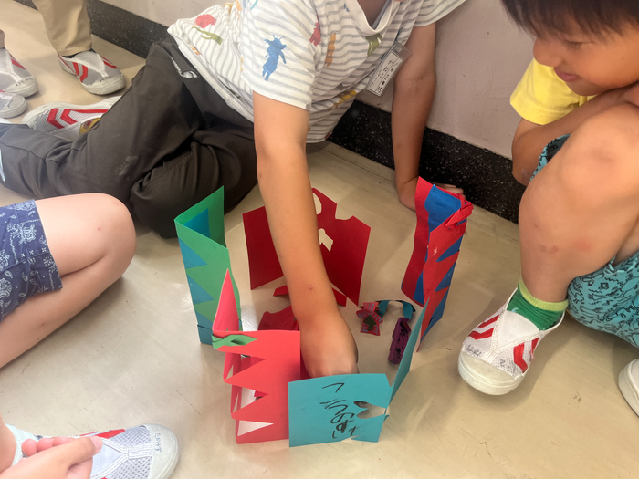 児童が紙を立てて作品を作っている様子