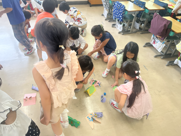 どんな作品を作るか児童同士で相談している様子